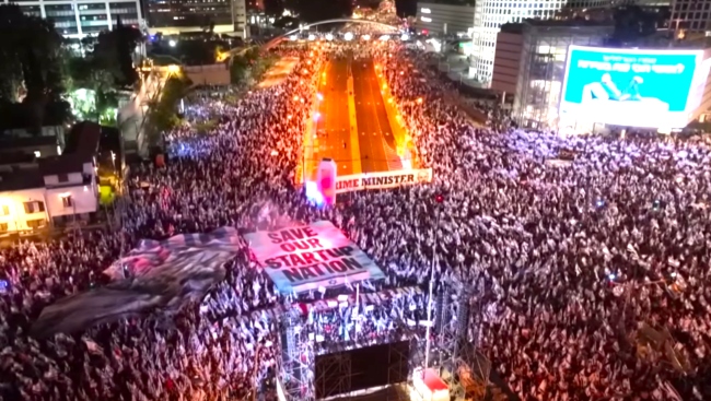以色列全國司法改革引發萬人上街抗議。（圖：Al Jazeera English YouTube擷圖） 