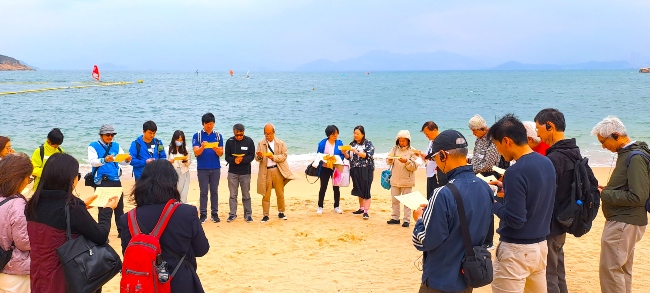梁永泰院長與參加者在海灣立誓願神祝福香港。（圖：基督日報）