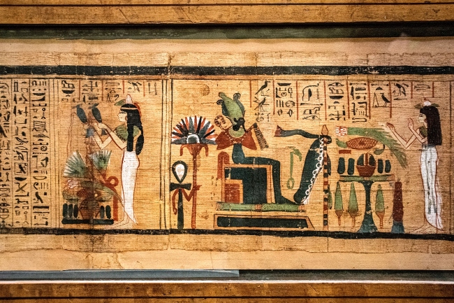 奧地利科學院在節目介紹埃及象形文字。（圖：奧地利科學院臉書）