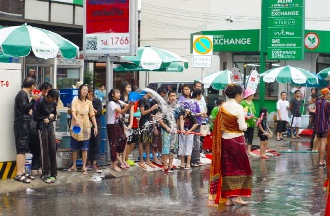 泰國民眾在街頭慶祝潑水節。（圖：flickr＠Richard Lamprecht）