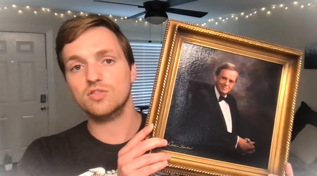 羅德森拍賣外祖父的遺物，其一是史丹利牧師簽名的鑲框肖像。（圖：YouTube擷圖）