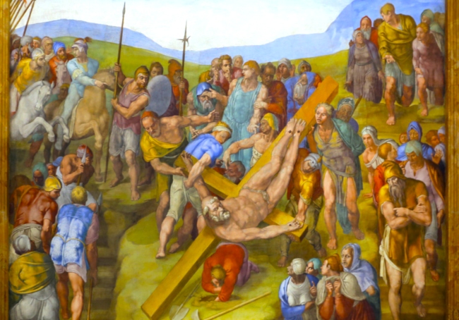 米開朗基羅［1546–1550］《聖彼得被釘十字架》壁畫。（圖：維基百科）