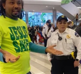 美國男子襯衫寫著「耶穌拯救」進購物中心，被保安要求脫掉。（圖：YouTube擷圖）