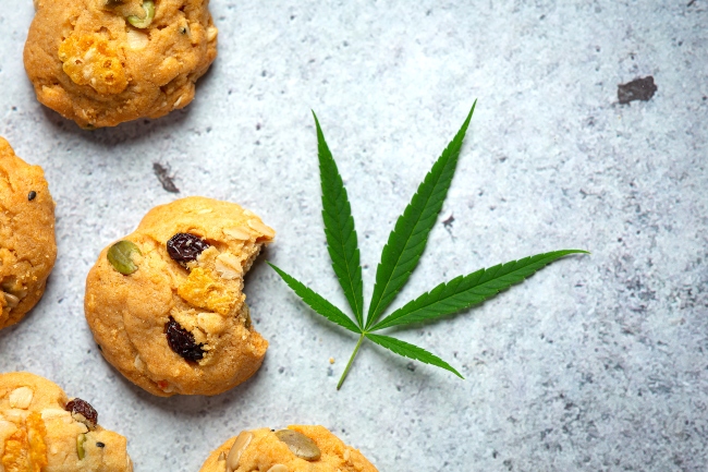 大麻餅乾和大麻葉。（圖：freepik＠jcomp）