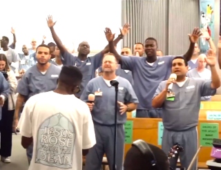 God Behind Bars敬拜隊與囚友一起祈禱唱歌。（圖：God Behind Bars Instagram）