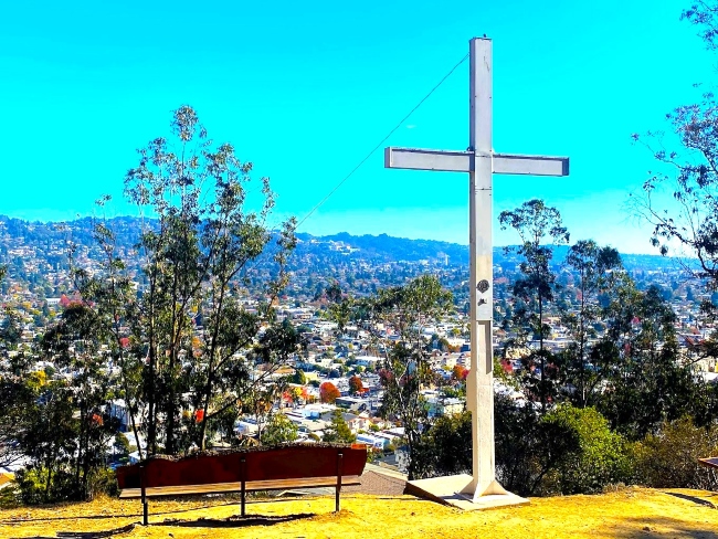 奧爾巴尼山公園巨型十字架。（圖：Albany Hill Park google map@Erik Wilde）