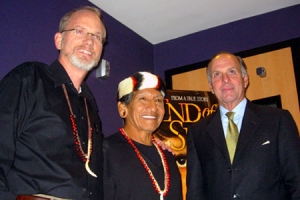 從左至右：1月18日晚，Steve Saint、Mincayani、以及身為放映活動組織者之一的巴拿馬大使在紐約時代廣場AMC戲院合影。（圖：The Christian Post） <br/>
