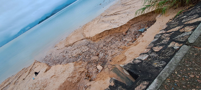 香港連續16小時黑雨，海灘泥沙被沖走出現一個大洞。（圖：基督日報）