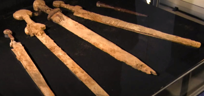 死海附近洞穴發現4把保存完好約2000年歷史的羅馬古劍。（圖：以色列文物管理局）