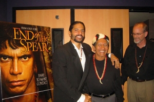 從左至右：電影中Mincayani的扮演者Louie Leonardo、Mincayani和Steve Saint。（圖：The Christian Post） <br/>