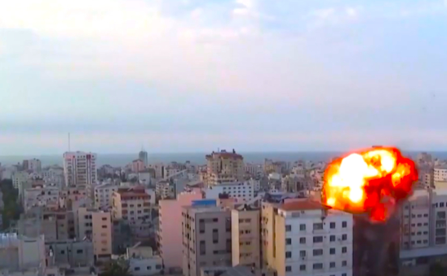 以軍與哈馬斯在加沙激戰，國家銀行大樓遭擊中。（圖：YouTube 擷圖）