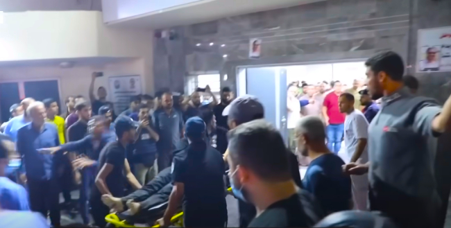 傷者從阿赫利湧入什法醫院。（圖：BBC YouTube擷圖）