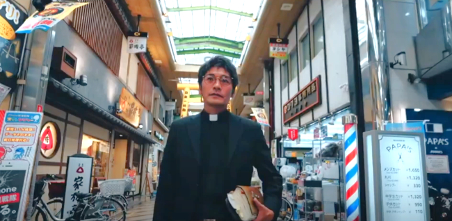 二上英治牧師在日本街頭。（圖：Light Up People視頻擷圖）