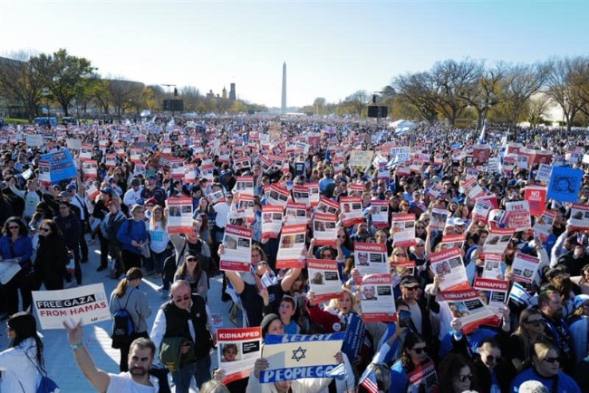 近30萬人集合華盛頓特區國家廣場支持以色列。（圖：北美猶太聯合會臉書）