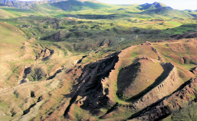 土耳其東部的亞拉拉山［mountains of Ararat］「船形」地質構造。（圖：Discovered Media擷圖） 