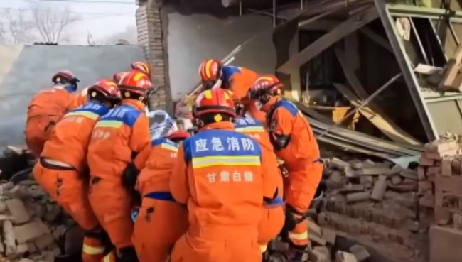 甘肅臨夏州積石山縣發生6.2級地震，救援人員全力搜救。（圖：CCTV視頻擷圖）