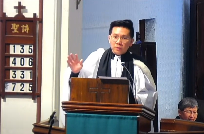 李安業牧師。（圖：香港聖公會聖三一座堂 YouTube擷圖）