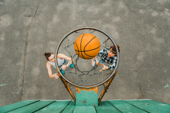 多元成長計劃透過籃球班吸引納學生參加教會小組。（示意圖：freepik） 