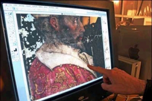 圖爲一名神父在5月18日檢視一幅古畫的數碼照。 （圖：路透社/Aladin Abdel Naby） <br/>
