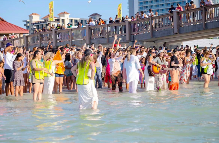 超過200人在佛羅里達海灘接受特別的洗禮。（圖：The Core Group facebook）