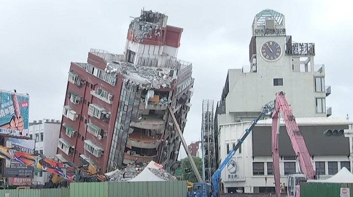 花蓮7級大地震天王星大樓嚴重傾斜。（圖：三立新聞網） 
