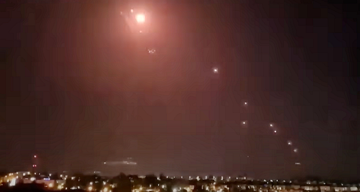 伊朗飛彈密襲以色列。（圖：網絡視頻擷圖）