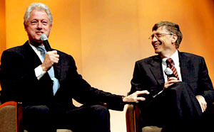 克林頓與微軟主席比爾‧盖茨一起登上大會的講台，談論世界健康問題與人道主義精神。﹙圖：時代週刊﹚ <br/>
