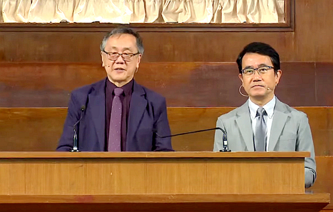 Rev. Chen Tingzhong preaching [left], with Pastor Lee Hing-hong providing Cantonese interpretation [right]. (Photo: Hong Kong Kowloon Bible Conference)