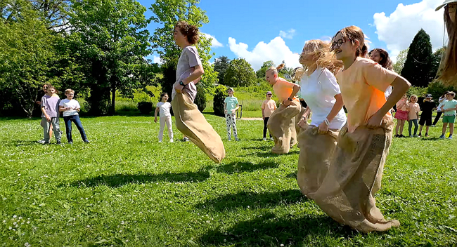 兒童在營地運動、啟發創意、學習聖經 。（圖：KidsGames Suisse romande 擷圖）