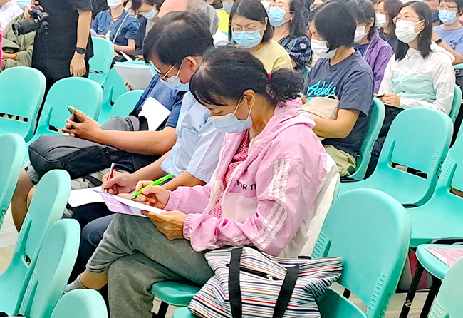 參加者為自己畫上人生的圓弧留下給自己的說話。（圖：基督日報） 