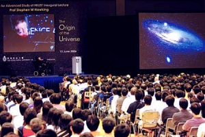 霍金在香港科技大學主講「宇宙的起源」，引起港人對「宇宙從何而來」、「人類為什麼在這裡」等問題的關注。(圖：大公網) <br/>