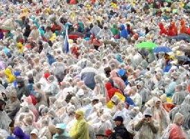近八萬名羅馬天主教徒參加了在奧地利瑪麗阿澤爾舉行的朝聖儀式,感謝歐洲走向統一.(圖片:Getty Images) <br/>
