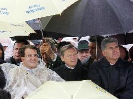 (左起)歐洲聯盟主席普羅迪、奧地利及克羅地亞領導人冒雨參加朝聖儀式.(圖片:Getty Images) <br/>
