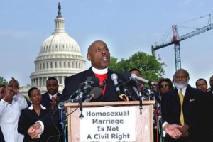 黑人主教保羅莫頓在市政廳前發表演說反對同性婚姻 (AP Photo/Dennis Cook) <br/>