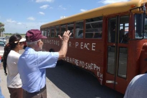 2004年7月7日，牧師和平促進會向古巴運送援助物資的車隊從美國德克薩斯州出發。(AP Photo/Joel Martinez) <br/>