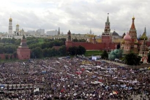 9月7日，15萬俄羅斯群眾在莫斯科紅場舉行反恐集會，並為遇難者志哀。（圖：AP / Mikhail Metzel） <br/>