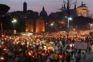 9月6日，過萬人在羅馬大街上默默遊行，為俄羅斯別斯蘭遇難者寄託哀思。（圖：AP / Pier Paolo Cito） <br/>