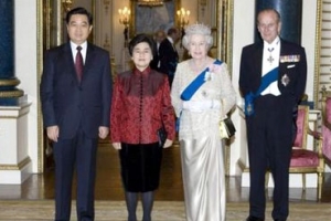 中國國家主席胡錦濤11月8日抵達倫敦，開始對英國進行三天的國事訪問。圖左起依次為胡錦濤、夫人劉永清、英國女王伊麗莎白二世和愛丁堡公爵。(AP Photo/ Leon Neal, pool) <br/>