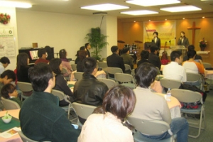 Agape代表在橫濱大地教會發表講話。 <br/>