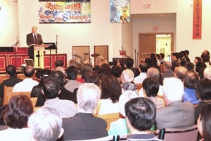 天道大學學院/神學院2006年華人畢業生差遣典禮上，戴繼宗牧師分享信息，講解了列王記上神如何預備以利亞以致合為所用。 <br/>