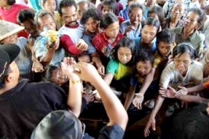 5月30日，中爪哇的印尼地震幸存者排隊等候領取食物。27日清晨爆發的里氏6.3級強烈地震令當地5,000多人身亡、1萬多人受傷、20萬人無家可歸。（REUTERS/Andry Prasetyo） <br/>