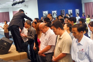 呼召時，全場幾十人站到台前，張牧師一一爲他們按手禱告，不少人感動流泪。（圖：基督新報/Emily Wang） <br/>