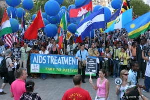 成千上萬名與會代表在多倫多街頭機會，為宣傳愛滋病的防治。（圖：大會相片） <br/>
