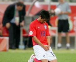 李榮灼在比賽結束後，立刻跪在球場上禱告。（圖：美聯社） <br/>