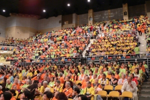 一千八百名長者齊穿上色彩繽紛的制服，參與一年一度的「耆英饑饉8小時」，透過挨餓八小時籌款，改善中國貧困兒童的健康及營養狀況。（圖：香港世界宣明會） <br/>