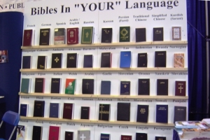 加拿大聖經協會的攤位展示了各種語言的聖經。（圖：基督新報/Alice Yao） <br/>