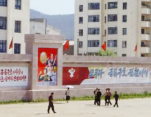 北韓領袖金日成的畫像隨處可見。﹙圖：施達呼聲﹚ <br/>