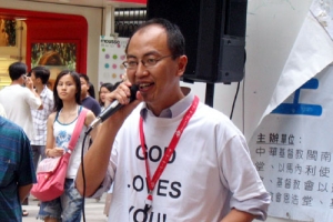香港性文化學會副主席馮國強先生通過三個生動風趣的小故事講出家庭夫妻的關係。(圖：基督新報/Carol U) <br/>