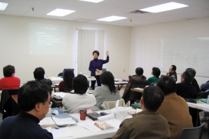 恩福去年6月正式在多倫多開始海外中國大陸群體事奉訓練課程。圖為2006年3月「教會中的輔導」上課情況。 <br/>
