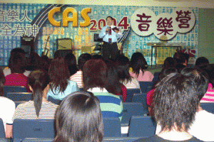 CAS2004音樂營開幕禮上，李錦定牧師向營員佈道。（圖：基督新報） <br/>